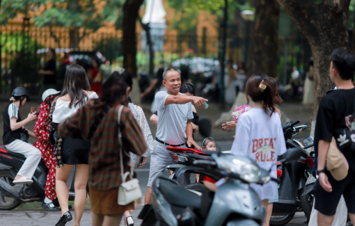 Trông xe tự phát kiếm tiền triệu mỗi ngày