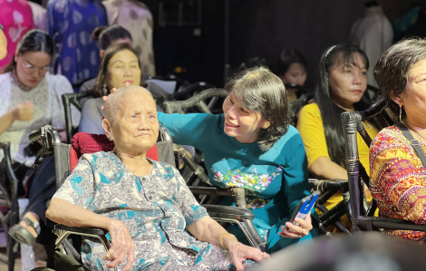 Đưa mẹ già 95 tuổi ngồi xe lăn xem chương trình nghệ thuật mùa Vu Lan