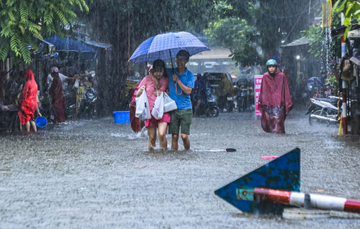 Đường Hà Nội biến thành sông  sau trận mưa lớn