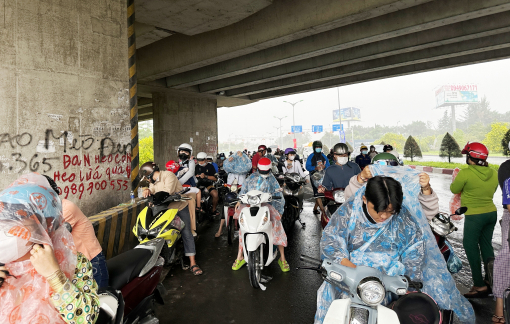 Tiềm ẩn tai nạn giao thông từ việc trú mưa dưới gầm cầu vượt