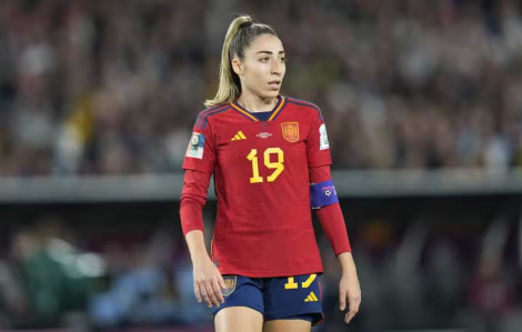 Nữ cầu thủ Tây Ban Nha nhận tin cha mất khi vừa kết thúc trận chiến với Anh