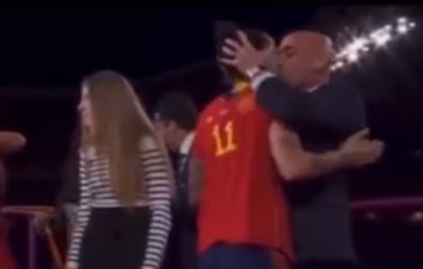 Chủ tịch Liên đoàn bóng đá Tây Ban Nha xin lỗi vì hôn nữ cầu thủ