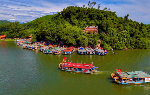 Khai hội điện Hòn Chén