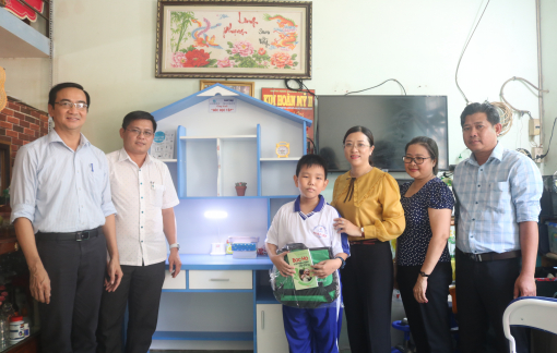 20 học sinh ở quận Bình Tân được tặng góc học tập