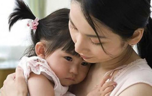 Ôm con chạy trốn miệng đời