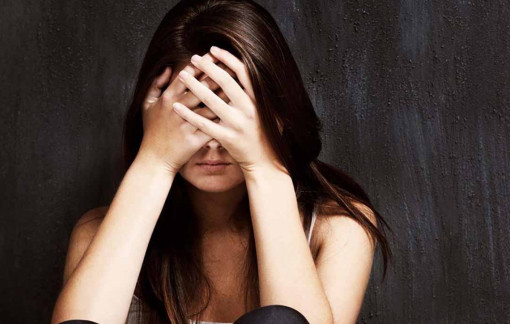 Mẹ thường đưa bạn trai về nhà chung sống, dù con gái đã lớn