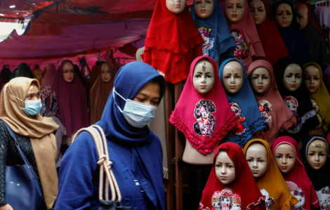 Trường học Indonesia cạo tóc 14 nữ sinh vì đội khăn trùm đầu không đúng cách