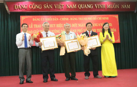 Đảng ủy Khối Dân - Chính - Đảng TPHCM trao huy hiệu Đảng cho 21 đảng viên