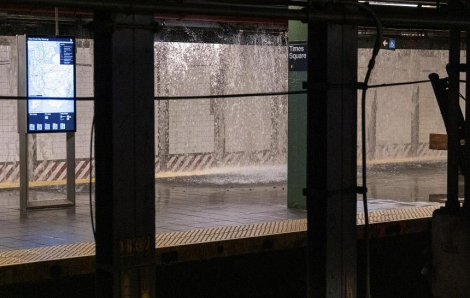 Ga tàu điện ngầm sầm uất của New York "biến" thành sông