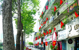 Những lá cờ trên phố sáng nay