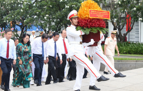 Dâng hương, dâng hoa tưởng niệm Chủ tịch Hồ Chí Minh và Chủ tịch Tôn Đức Thắng