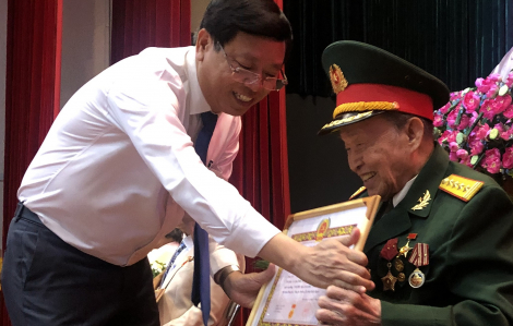 Ông Tư Cang nhận Huy hiệu 75 năm tuổi Đảng