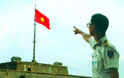 Chuyện về người hơn 23 năm treo cờ ở kỳ đài Huế