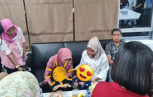 Hành trình tìm lại con của bà mẹ Indonesia sau khi bệnh viện trao nhầm con