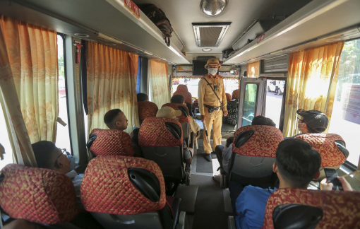 Ngang nhiên dừng xe đón khách ngay trước chốt CSGT