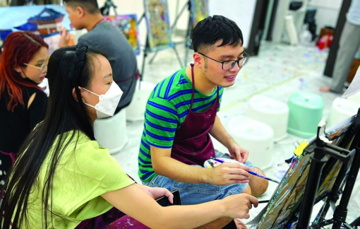 Hai mươi năm theo từng bước chân con