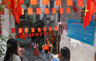 Ngõ cờ hoa ở Hà Nội thành điểm check-in mới dịp nghỉ lễ
