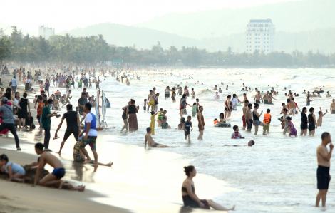 Bãi biển Nghệ An, Hà Tĩnh tấp nập du khách những ngày lễ