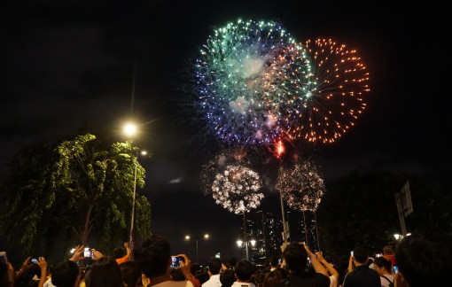 Tối 2/9, bầu trời TPHCM rực rỡ pháo hoa