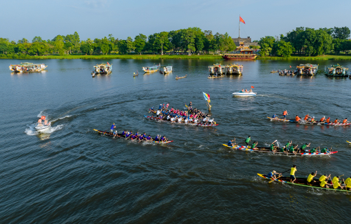 Sông Hương, sông Hàn dậy sóng với lễ hội đua ghe mừng tết Độc lập