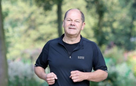 Thủ tướng Đức Olaf Scholz bị ngã khi đang chạy bộ