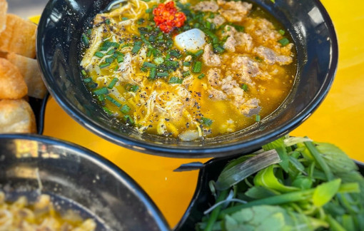 Đi ăn bánh canh Hà Lan