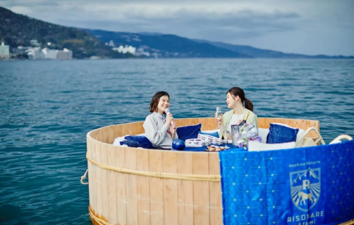 Du khách thích thú với trải nghiệm hát karaoke giữa biển