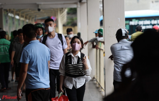 Hết lễ, người dân khăn gói trở lại TPHCM, Hà Nội