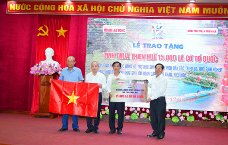 Trao tặng 15.000 lá cờ Tổ quốc cho Thừa Thiên - Huế