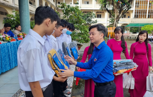 Trung ương Đoàn trao học bổng cho học sinh nghèo tại Vĩnh Long