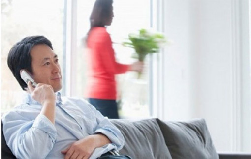 Chồng thường xuyên nói chuyện điện thoại ngọt ngào với một cô gái
