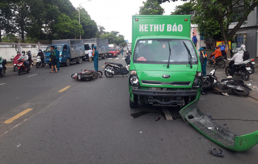 Xe thư báo lao qua hướng ngược chiều tông loạt xe máy, 3 người bị thương