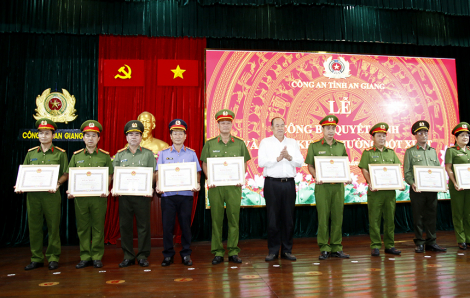 Khen thưởng vụ phá chuyên án “tổ chức xuất cảnh trái phép, bắt cóc tống tiền dẫn đến chết người”