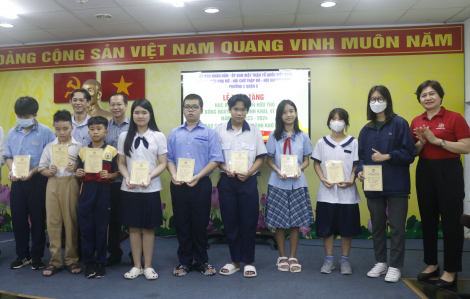 Trao tặng học bổng Nguyễn Hữu Thọ, Nguyễn Thị Minh Khai,…cho học sinh hiếu học, khó khăn