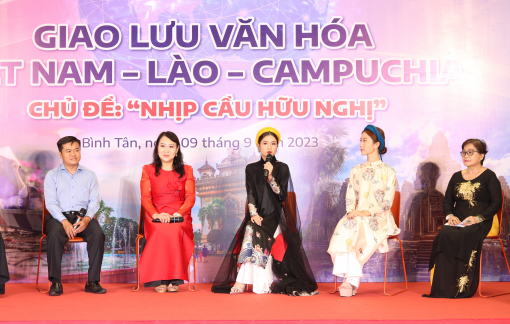 Hoa hậu Nguyễn Thanh Hà giao lưu với sinh viên Lào, Campuchia
