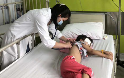 TPHCM: 3 đơn vị y tế giành lại ánh sáng cho bé gái 5 tuổi bị tim và khiếm thính bẩm sinh