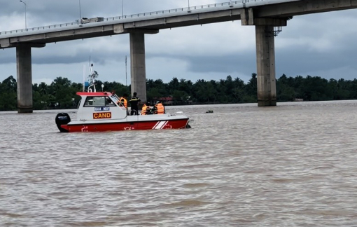 Công tác tìm kiếm 2 mẹ con nghi nhảy cầu ở Trà Vinh gặp khó