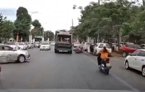 Tài xế ô tô mở cửa bất cẩn khiến người phụ nữ đi xe máy tử vong