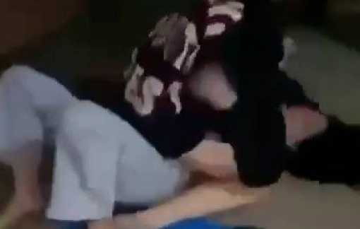 Thiếu nữ 15 tuổi bị đánh hội đồng, lột đồ