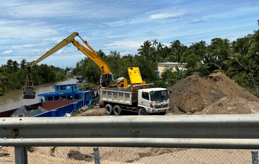 Vĩnh Long: Vừa bị xử phạt vẫn tái vi phạm, neo đậu tàu trái phép