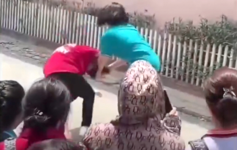 3 nữ sinh túm tóc đánh nhau giữa phố bị  đình chỉ học 5-6 ngày