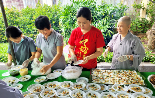 Thưởng thức ẩm thực chay để giúp phụ nữ và trẻ em nghèo