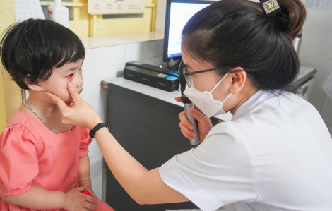 Hà Tĩnh: Hơn 2.300 học sinh nghỉ học do bệnh đau mắt đỏ