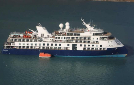 Tàu du lịch chở hơn 200 khách bị mắc cạn tại Greenland