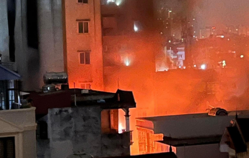 Cháy chung cư mini ở Hà Nội, nhiều người mắc kẹt