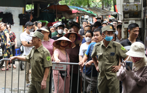 Nóng lòng tìm người thân trong vụ cháy chung cư mini ở Hà Nội