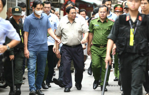 Thủ tướng thị sát hiện trường vụ cháy chung cư mini tại Hà Nội