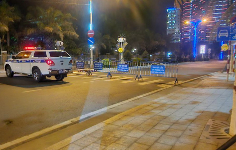 Người đàn ông lái xe ô tô tông vào cổng trụ sở UBND tỉnh Khánh Hòa đã tử vong