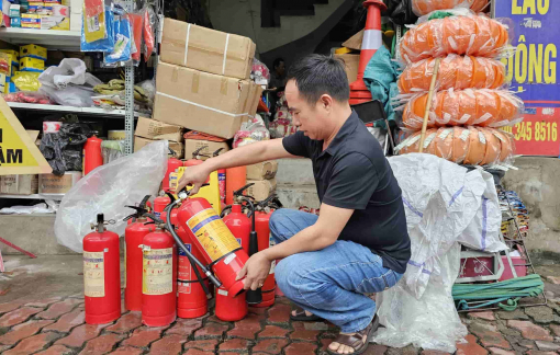 Bình cứu hỏa, mặt nạ chống khói, thang dây… bị thổi giá sau các vụ cháy