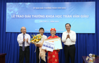 Nhà nghiên cứu 103 tuổi Nguyễn Đình Tư nhận giải thưởng Trần Văn Giàu